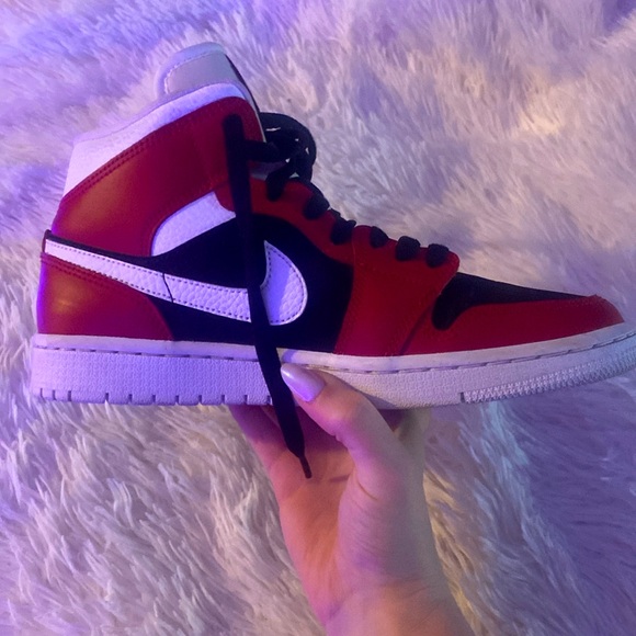 Women’s Air Jordan 1 mid ‘Gym Red Black’ US size 8 - Picture 5 of 6